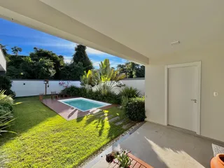 Vista do quintal com piscina e jardim de uma residência em Lajeado.