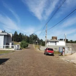 Vista externa de uma rua de acesso a uma residência em Lajeado.