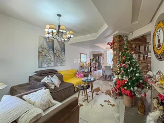 Sala de estar com sofá e decoração de Natal em Lajeado.