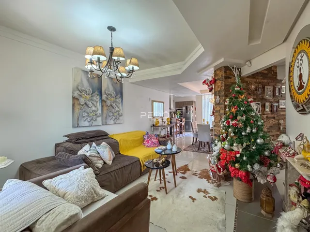 Sala de estar com sofá e decoração de Natal em Lajeado.