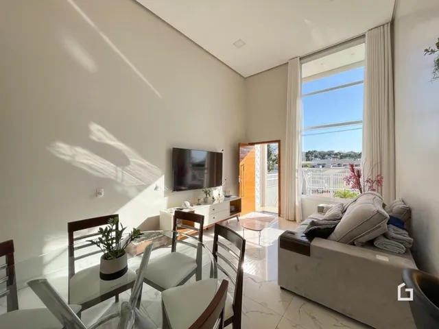 Sala de estar com grande janela e decoração moderna.