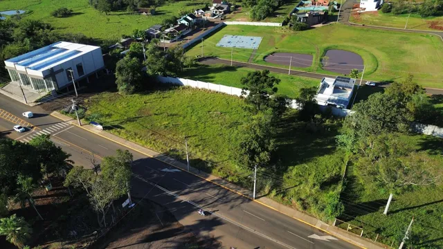 Vista aérea da propriedade mostrando o terreno e a edificação principal.