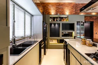 Cozinha moderna com armários e bancadas claras.