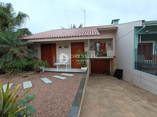 Fachada de uma residência em Lajeado, Brasil, com garagem e jardim.