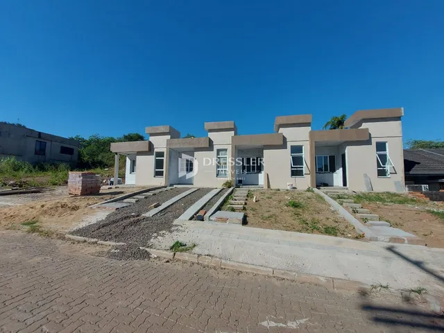 Fachada de uma casa em construção em Lajeado, Brasil.