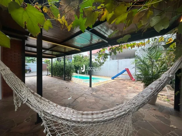 Foto de uma área externa com piscina e jardim em Lajeado, Brasil.