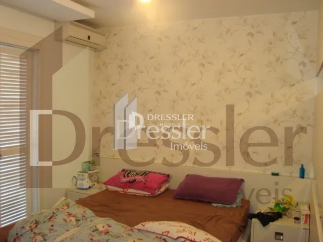 Quarto com cama e parede decorada em um imóvel no Brasil.