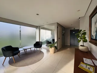 Sala de estar com grandes janelas que dão vista para o exterior.
