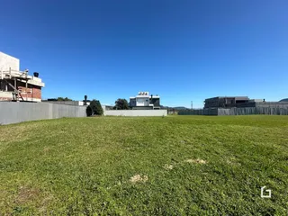 Vista externa de um terreno com gramado e cerca em Lajeado.