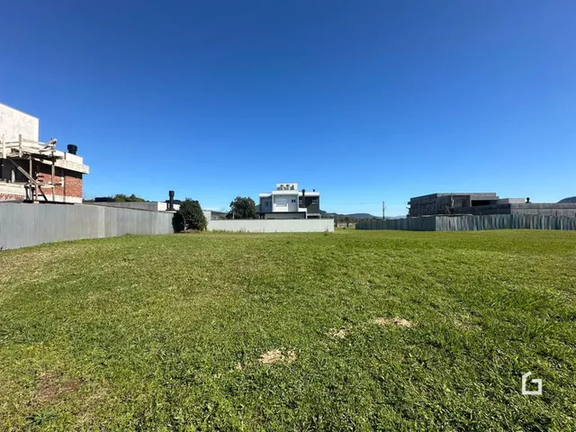 Vista externa de um terreno com gramado e cerca em Lajeado.