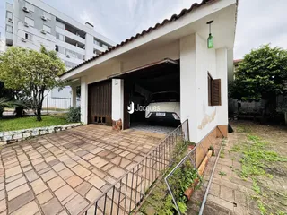 Fachada de uma residência em Lajeado, Brasil, com área externa pavimentada.