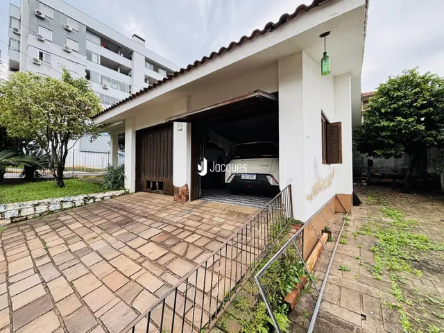 Fachada de uma residência em Lajeado, Brasil, com área externa pavimentada.