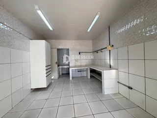 Hall de entrada com revestimento cerâmico nas paredes e piso.