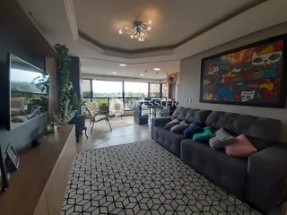 Sala de estar com sofá e piso de padrão geométrico.