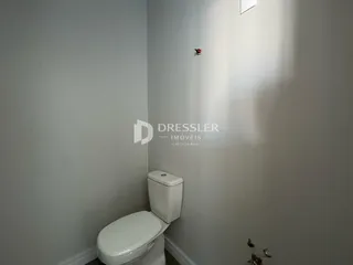 A foto mostra um vaso sanitário em um ambiente interno.
