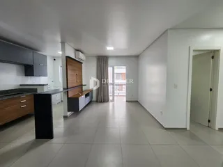 Ambiente interno de uma sala de estar com piso de cerâmica e armários modernos.