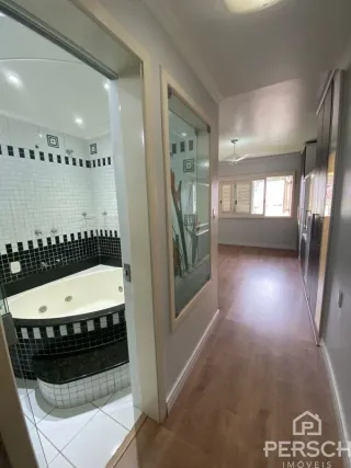 Banheiro com revestimento de azulejos preto e branco e banheira.