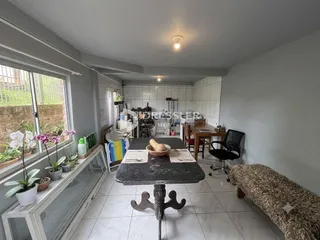 Sala de estar com janela e piso de cerâmica.
