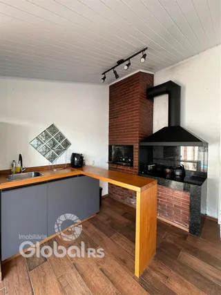 Ambiente interno com piso de madeira e parede de tijolos em uma sala.