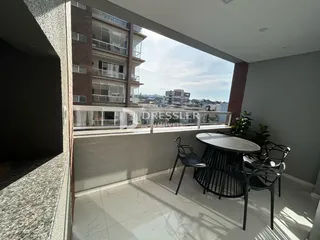 Vista de um terraço com mesa e cadeiras em Lajeado, Brasil.
