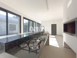 Vista da cozinha moderna com grandes janelas.
