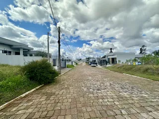 Vista da rua pavimentada entre residências em Lajeado.