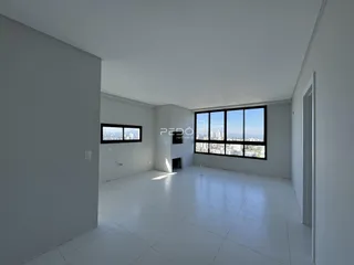 Ambiente interno de um imóvel com grande janela que oferece vista.