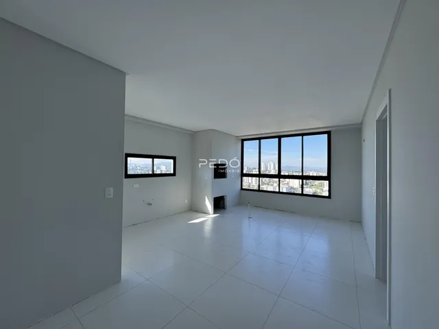 Ambiente interno de um imóvel com grande janela que oferece vista.