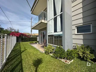 Fachada de uma residência em Lajeado, Brasil, com jardim gramado e cerca.