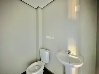 Foto de um banheiro interno com vaso sanitário e pia.