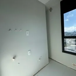 Parede branca interior de um imóvel.