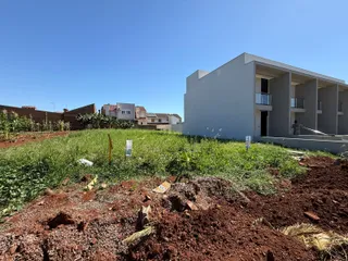 Fachada de uma casa moderna em Lajeado, Brasil, com terreno em área de construção.