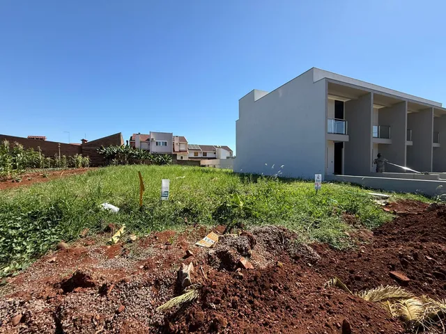 Fachada de uma casa moderna em Lajeado, Brasil, com terreno em área de construção.