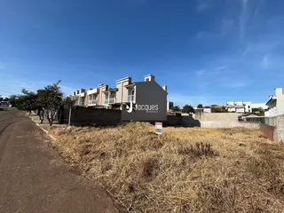Vista externa de casas em Lajeado, Brasil, com grama seca em primeiro plano.