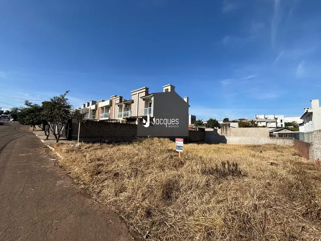 Vista externa de casas em Lajeado, Brasil, com grama seca em primeiro plano.