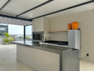 Cozinha moderna com bancada e vista para o exterior.
