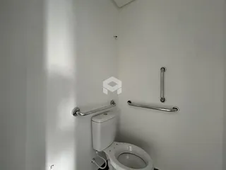 A foto mostra o interior de um banheiro.