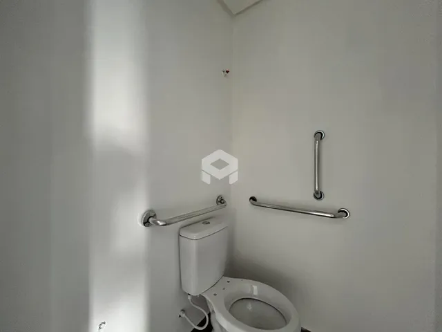 A foto mostra o interior de um banheiro.