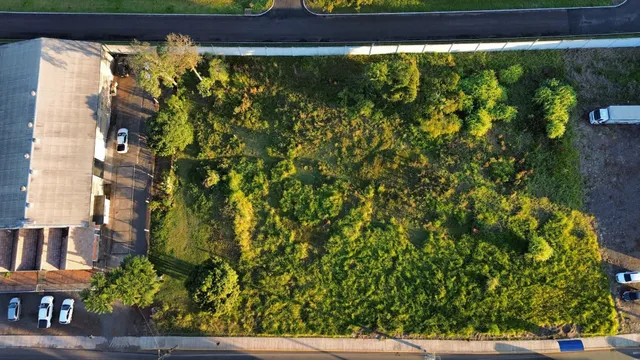 Vista aérea de uma propriedade em Lajeado, mostrando o terreno e a edificação.