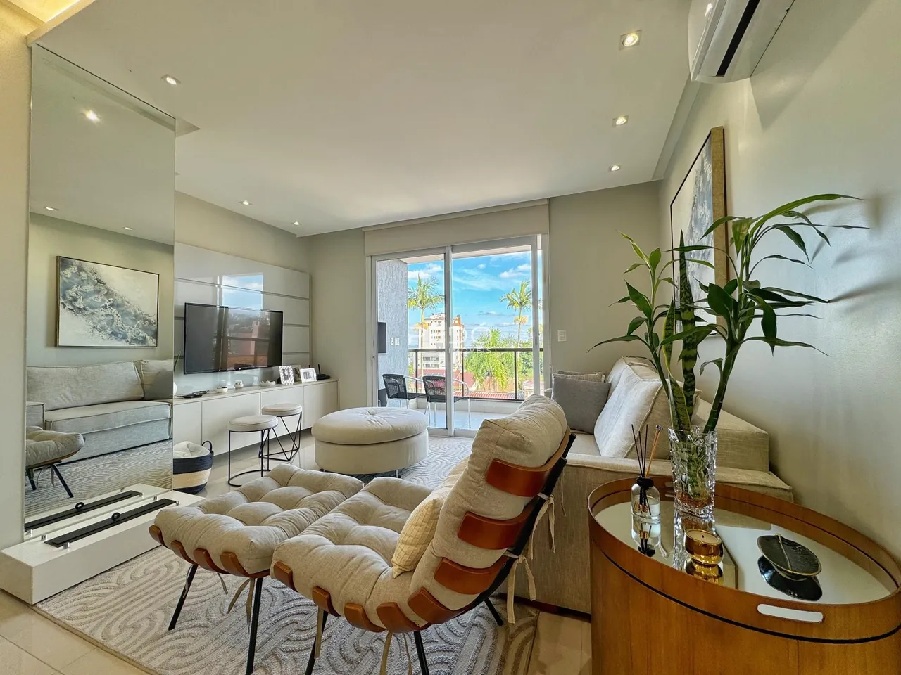 Sala de estar moderna com vista para o exterior.