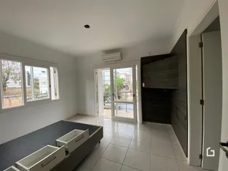 Sala de estar com piso de cerâmica e grandes janelas.