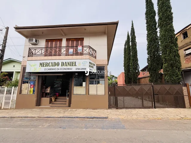Fachada de um prédio comercial em Lajeado, Brasil.