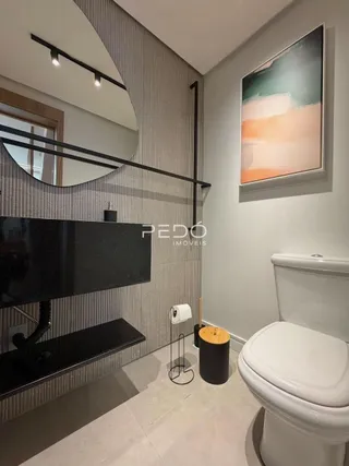 Foto de um banheiro com revestimento de parede e vaso sanitário branco.