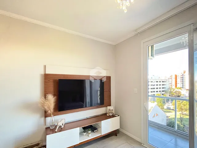 Sala de estar com painel de TV e móveis modernos.