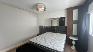 Quarto com cama e espelho em um imóvel no Brasil.