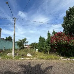 Foto da fachada de uma propriedade em Lajeado, Brasil, mostrando a área externa com vegetação.