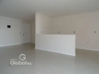 Foto de um ambiente interno com paredes brancas e piso claro.