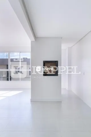Hall de entrada com paredes brancas e iluminação clara.