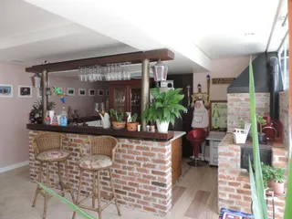 Uma área de cozinha com detalhes em tijolo aparente e madeira.