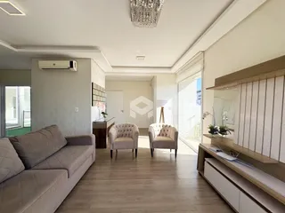 Sala de estar com sofá e poltronas em ambiente claro.